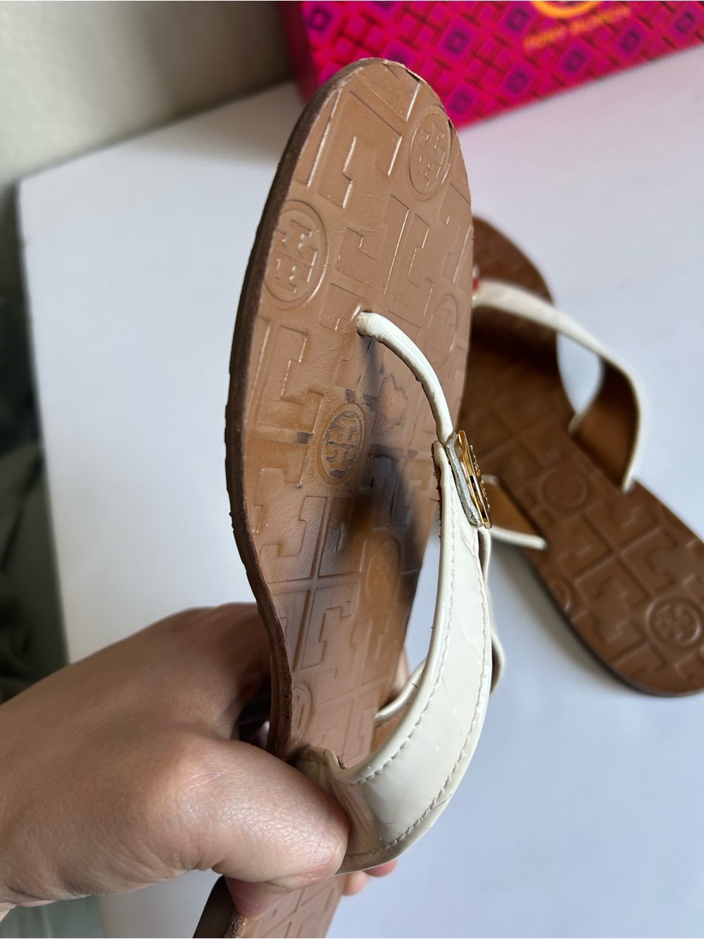 Tory Burch OFF White Leather Thong Sandals with Gold Logo - Picture 16 of 16